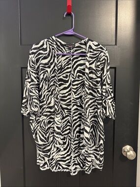 Discreet Black and White Zebra-Print Open Front Tunic